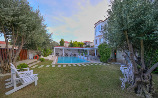 Peremere Alacati Hotel