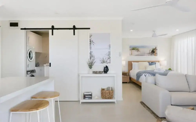 Beachfront Studio With Balcony & Stunning Views