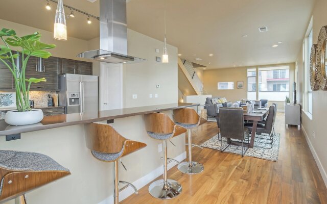 Swanky Downtown Loft! City Views! Sleeps 10!