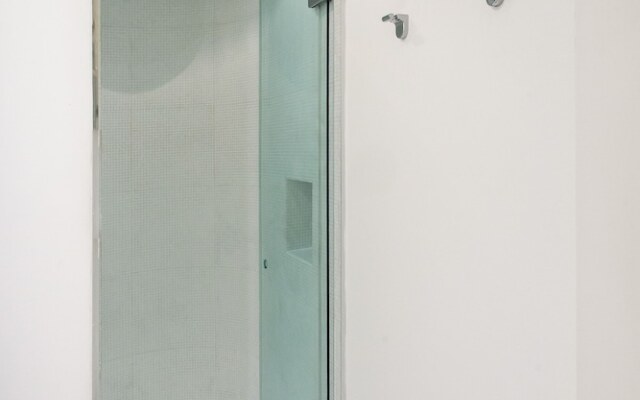 2 Bed 2 Bath Apartment Off Regent Street