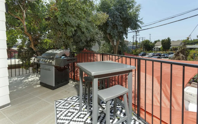 Modern Loft Rooftop Deck Venice Beach Studio Bedroom Apts by RedAwning
