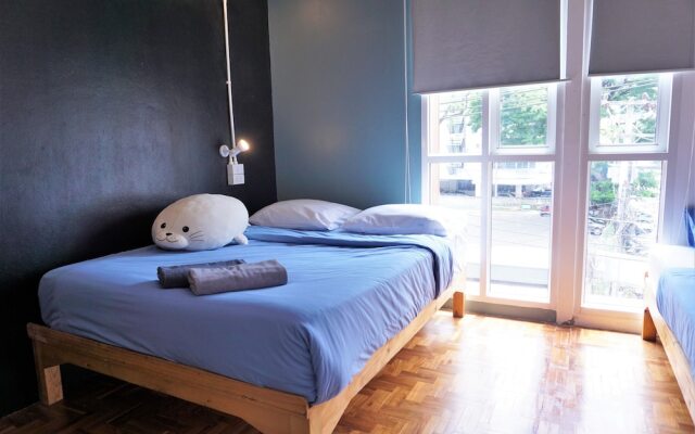 Two Gals And The Pig - Hostel