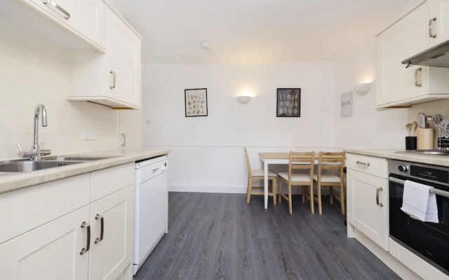 JOIVY Beautiful 2-Br Mews Home, Near Princes Street