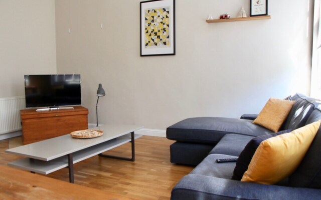 Bright And Spacious Flat Near City Centre