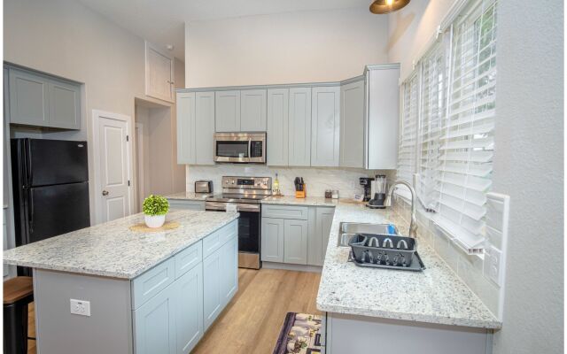 Brand New Remodeled 3BR/2BA House Near Downtown