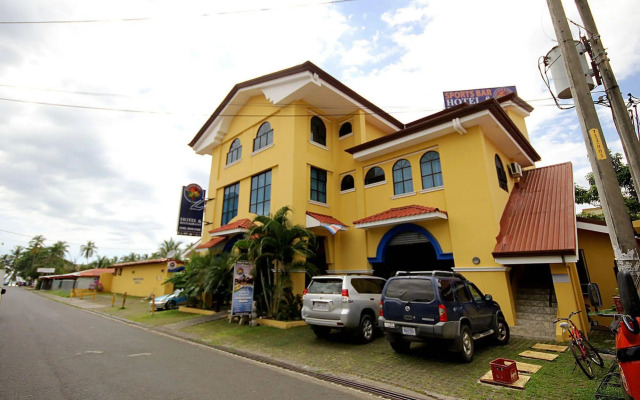 Oz Hotel & Sports Bar