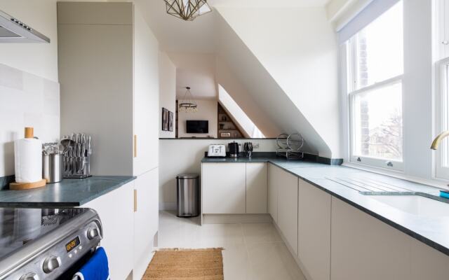 The Queens Park Sanctum - Lovely 2bdr Flat with Balcony