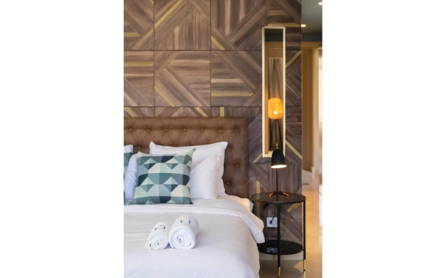 Elegant & Edgy 2 BR w Beach & Pool Mangroovy