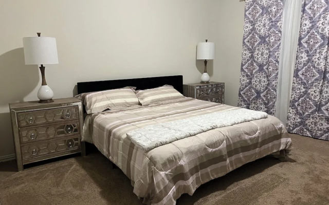 Balmoral Lakeside 5br 4ba House