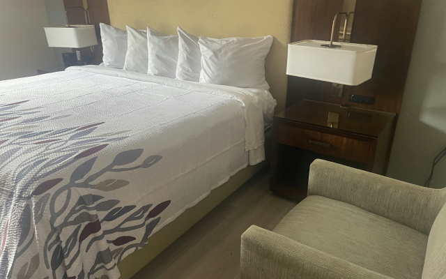 Red Roof Inn & Suites Hinesville