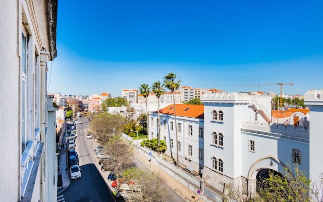 Bright & Beautiful Top Floor Graça Flat