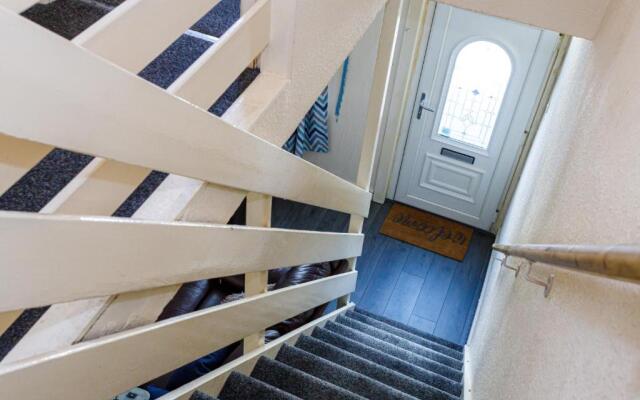4 Beds Sleeps 6 - Elegance Leisure Stay, Burnley