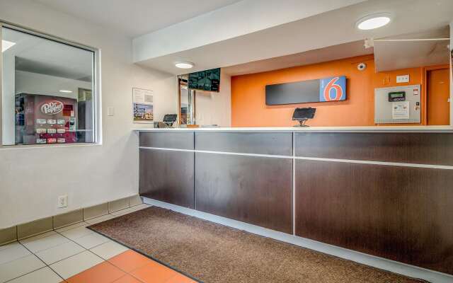 Motel 6 Conroe, TX