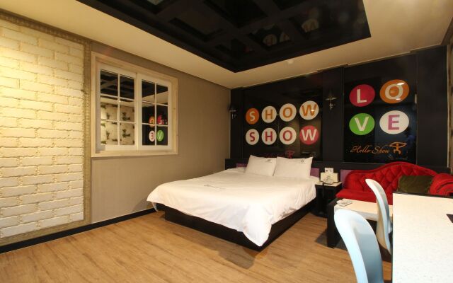Show Hotel