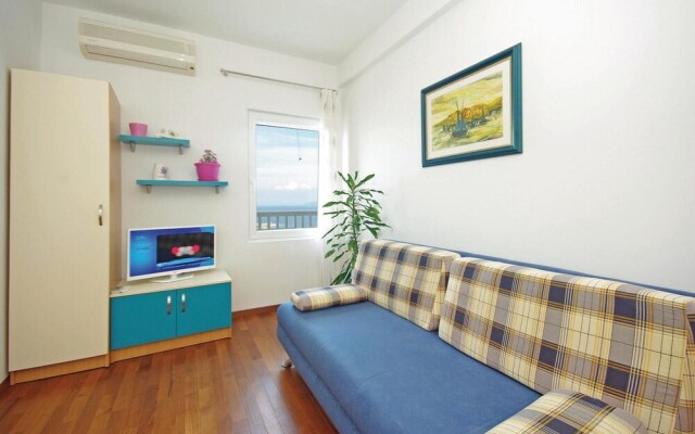 Amazing Home in Makarska With Wifi and 6 Bedrooms