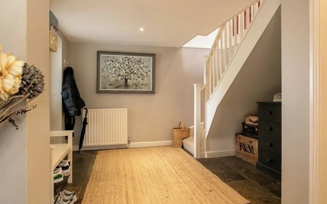 Lovely 5BD Home with Cinema & Games Room