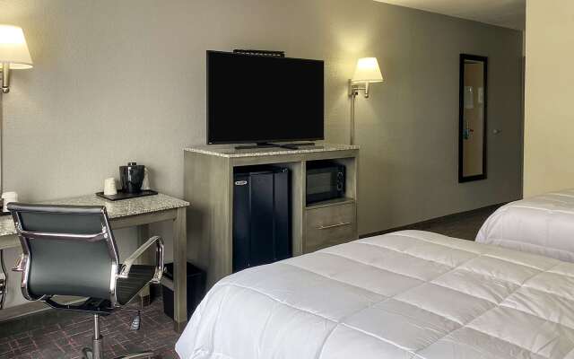 Clarion Pointe - Greensboro Coliseum Area