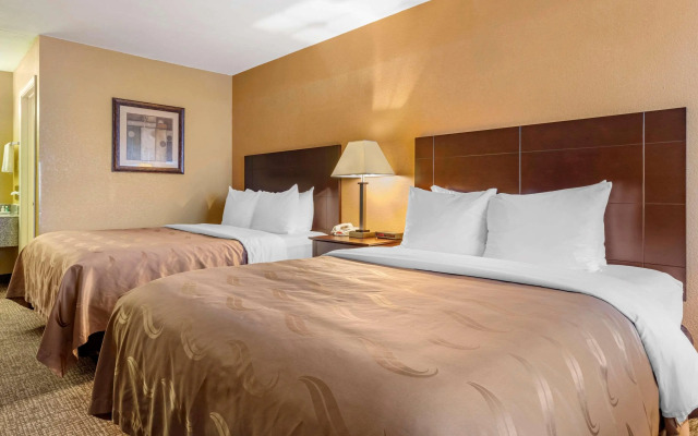 Quality Inn Russellville I-40