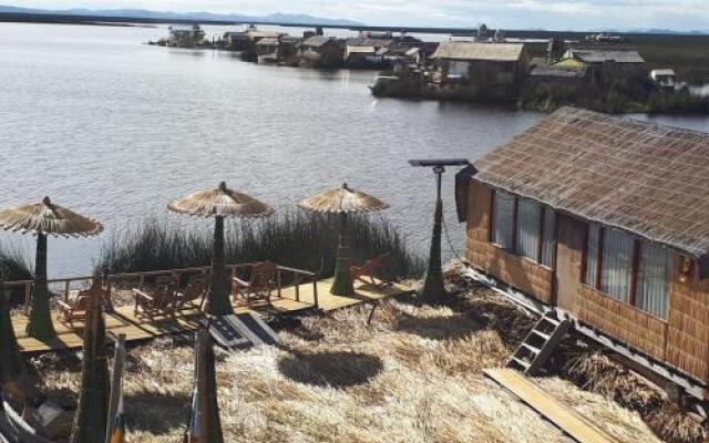 Uros Qhanita Lodge