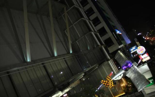 Illigals Hotel & Club