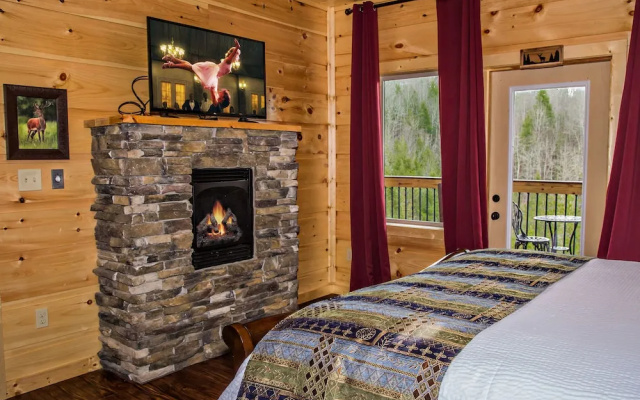 Sycamore Mansion - FourteenBedroom Cabin