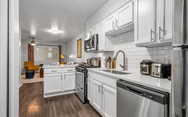 West University- 2BR- Parking- WiFi