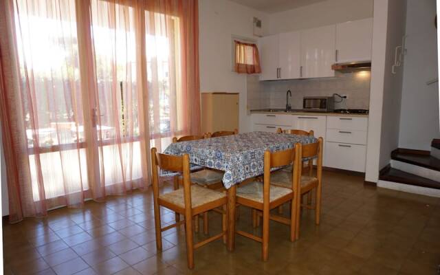 Beautiful Terraced House With Pool and Garden