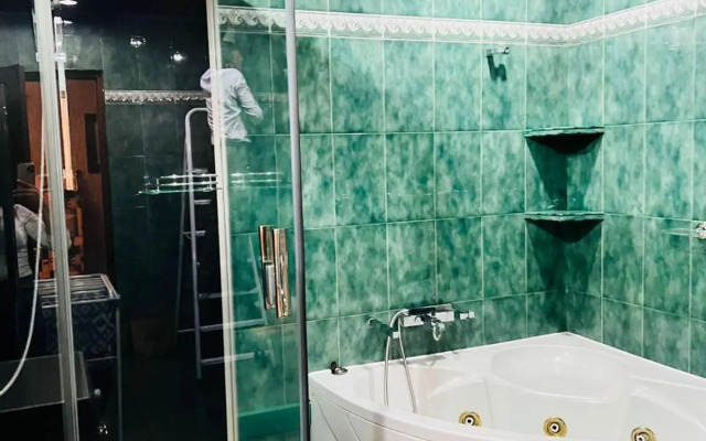 SPACIOUS Apt in Yerevan with JACUZZI Near Opera