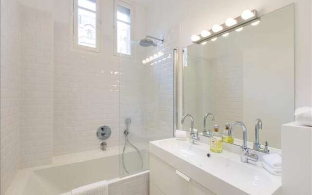 Gorgeous 3 Bedroom Apartment at Eiffel Tower