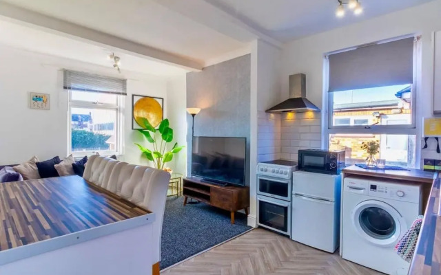 Rayleigh Retreat-spacious Family 3 Bed Apartment