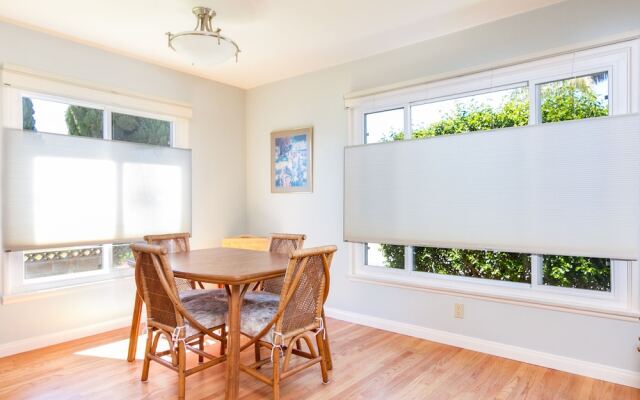 Delightful 2BR Ventura Duplex by RedAwning