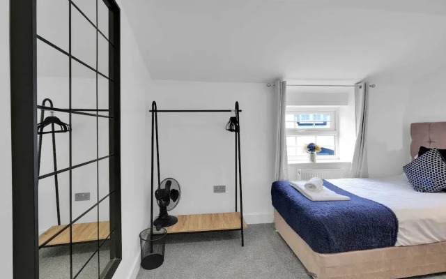 Newly Refurbished 2 Bed Hse Town Centre