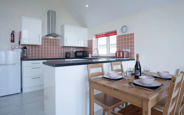 Bluebird - 2 Bedroom Apartment - Pendine