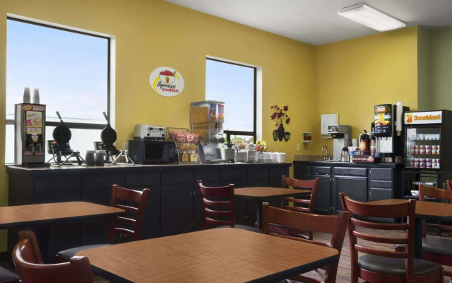 Super 8 by Wyndham Port Angeles at Olympic National Park Hotel