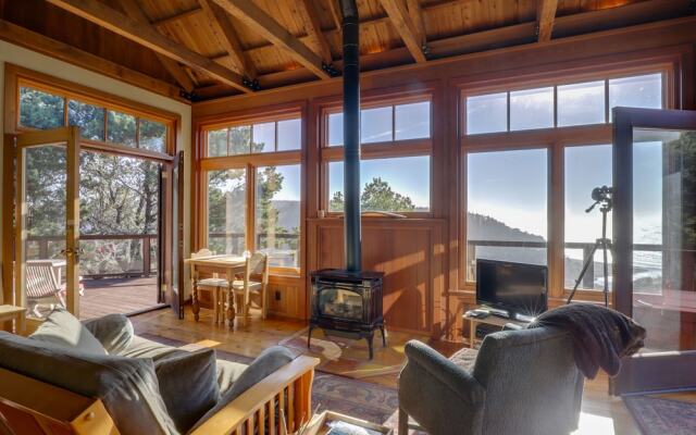 Romantic Ridgetop Escape w/ Hot Tub Near Mendocino