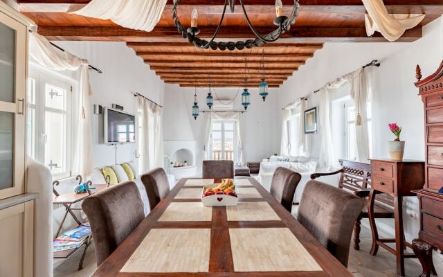 Carmelita Villa with Pool by Stylish Stays