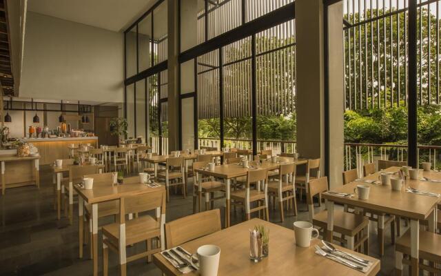 Up-Peak Hotel Simpang Lima Semarang Powered by Archipelago