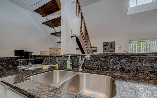 Upscale 1BR Condo in Med Center