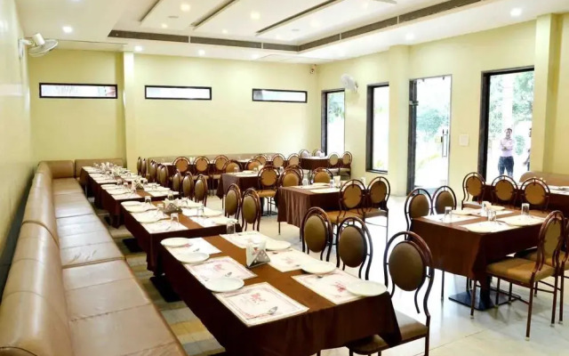 OYO 1535 Hotel Bee Town