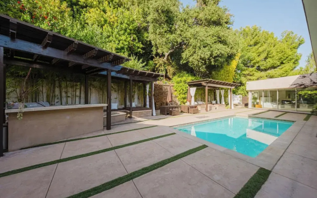 Zen Estate - Luxurious 5BR Beverly Hills Sanctuary With Pool & Canyon Views