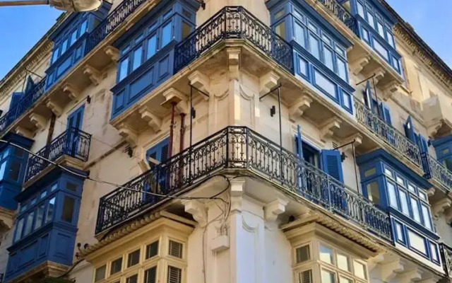 Square and Sea Views - 1 BR With Ensuite
