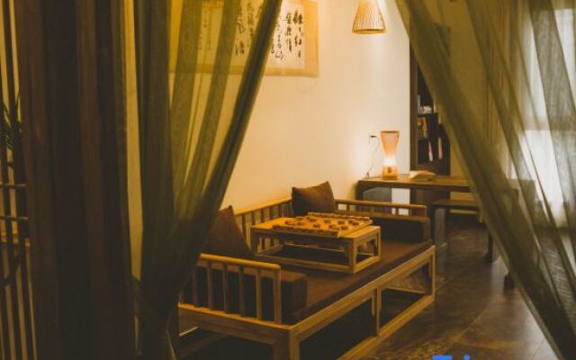 Wuyuan Fangzi Tea Homestay (Wuyuan High-speed Railway Station Xiangao Ancient City Branch)