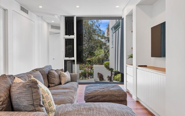 Exceptional Mooloolaba Beach Apt-Beach01