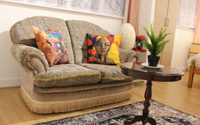 Impeccable Spacious 6-bed House in Romford