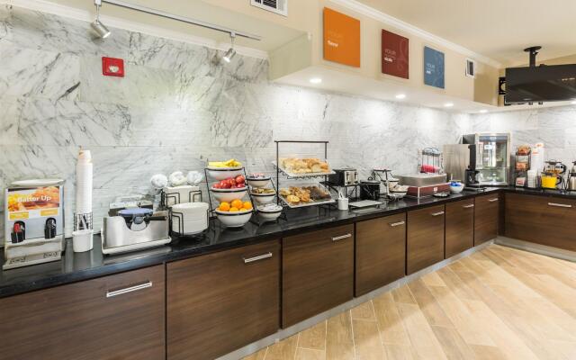 Econo Lodge Inn & Suites East