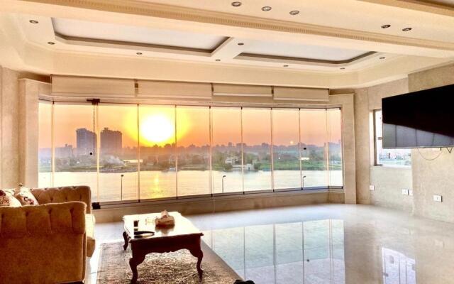 شقه على كورنيش المعادى تطل مباشرة على النيل للعائلات فقط