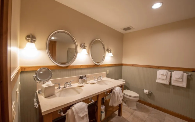 Slopeside Studio Unit With Kitchenette Studio Bedroom Condo - No Cleaning Fee! by RedAwning