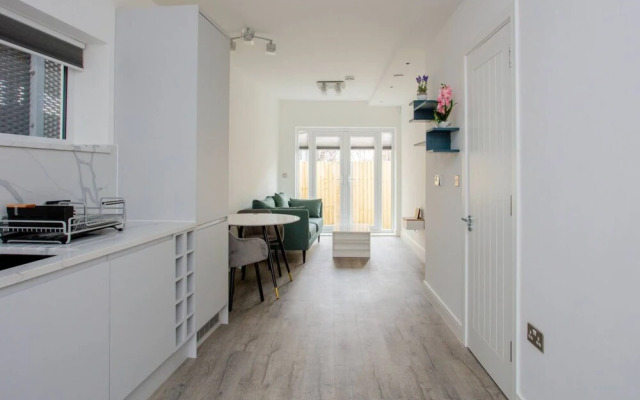 Bright 1 Bedroom Apartment in West London