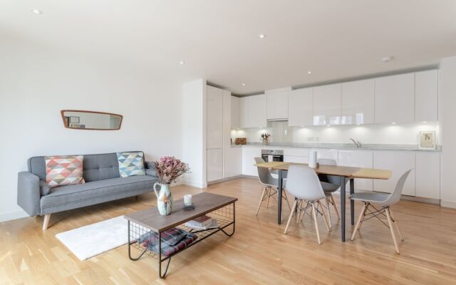Stylish 2 Bedroom Flat With Balcony