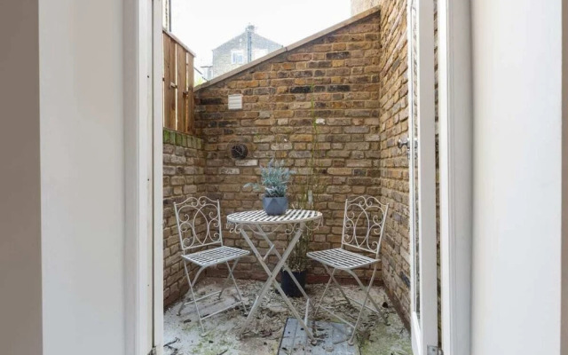 Elegant 2 Bed Apt W/patio nr West Hampstead